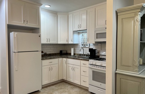 Asheville Apartment | Robins Nest—10 min to AVL Biltmore—sparkling water—fireplace—hot tub