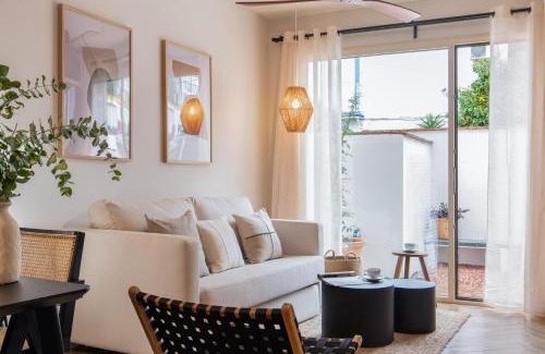 Doctor Barraquer-Grupo Renfe-Policlinico Apartment | Robles Suite Apartment with Jacuzzi and Private Parking