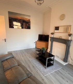 Rochdale House | Rochdale Hideaway - Huge 5 Bedroom House