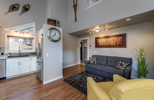 Estes Park House | Rocky Retreat: Relax in hot tub, 2.7 mi to RMNP, walking distance to town, #3370