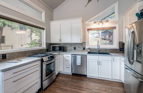 Estes Park House | Rocky Retreat: Relax in hot tub, 2.7 mi to RMNP, walking distance to town, #3370