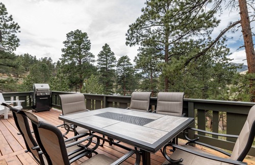 Estes Park House | Rocky Retreat: Relax in hot tub, 2.7 mi to RMNP, walking distance to town, #3370