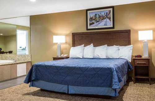 Lyons Hotel | Rodeway Inn Lyons - La Grange