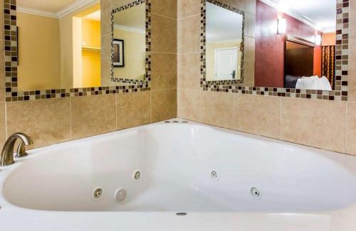Corona Hotel | Rodeway Inn & Suites Corona