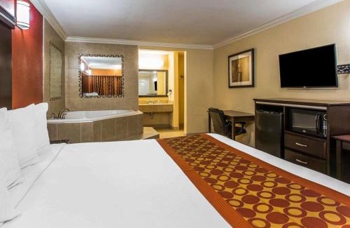Corona Hotel | Rodeway Inn & Suites Corona