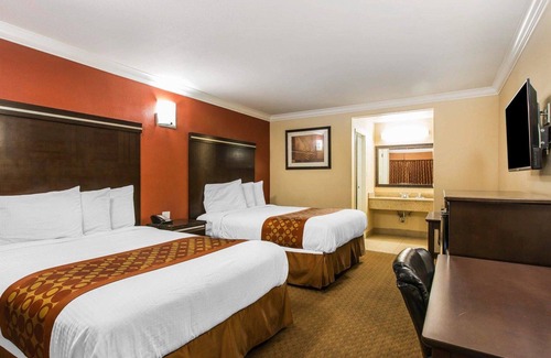 Corona Hotel | Rodeway Inn & Suites Corona
