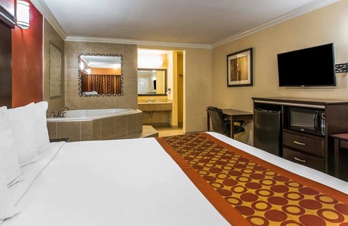 Corona Hotel | Rodeway Inn & Suites Corona