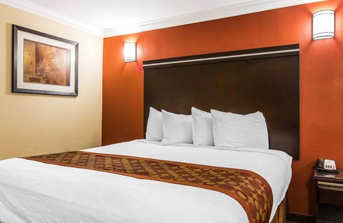 Corona Hotel | Rodeway Inn & Suites Corona
