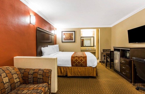 Corona Hotel | Rodeway Inn & Suites Corona