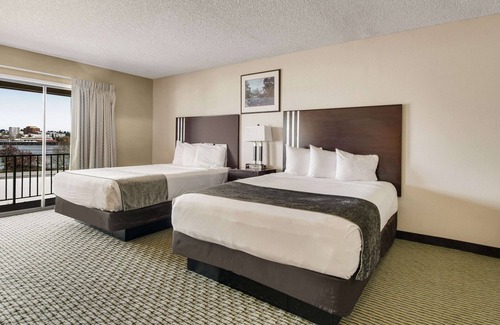 Hayden Island Hotel | Rodeway Inn & Suites Portland - Jantzen Beach