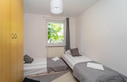 Przymorze Apartment | Rodzinny Apartament 3city z 5 Sypialniami, Parkingiem i Ogródkiem by Noclegi Renters