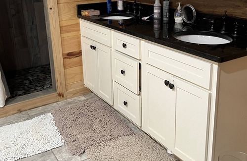 Faunsdale Cabin | Rolling Meadows Countryside Cabin, Pets Welcome!