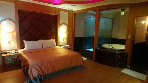 Dali Hotel | Roman Vacation Motel