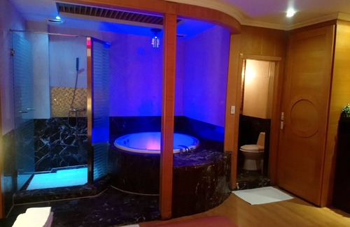 Dali Hotel | Roman Vacation Motel