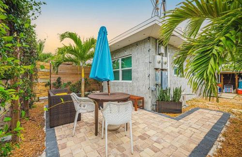 Cocoa Beach House | Romantic 1BR Cottage, 1 block from the Beach, 3 min Walk to Downtown