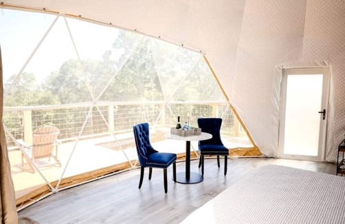 Eureka Springs Cabin | Romantic and Luxurious Glamping Dome in Eureka Springs, Equipped with an Indoor Hot Tub Perfect for a Weekend of Relaxation