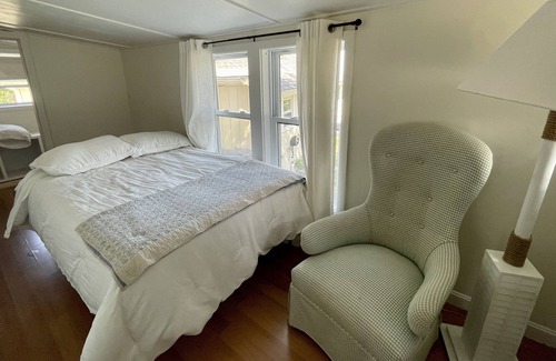 Narragansett Cottage | Romantic Bonnet Shores cottage - private beach access