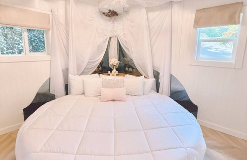 Westlake Cabin | Romantic Cabin on the Lake with a Waterfront View - Stay at the Lavender Loft