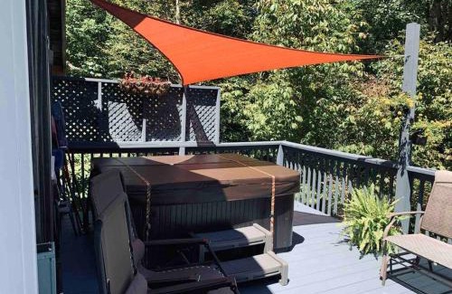 Roan Mountain Ski Chalet | Romantic Chalet w/Hot Tub close to Roan Mountain