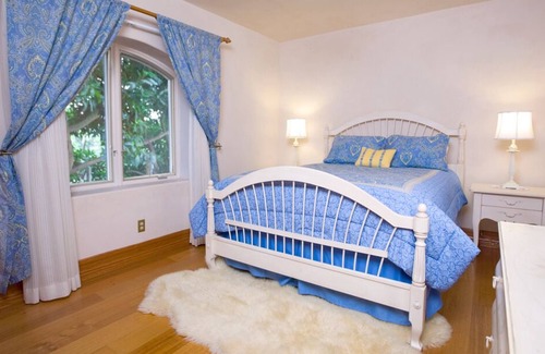 Bonsall Cottage | Romantic Cottage in Avocado Grove - Jacuzzi, Fireplace, Views!