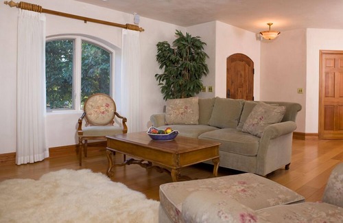 Bonsall Cottage | Romantic Cottage in Avocado Grove - Jacuzzi, Fireplace, Views!