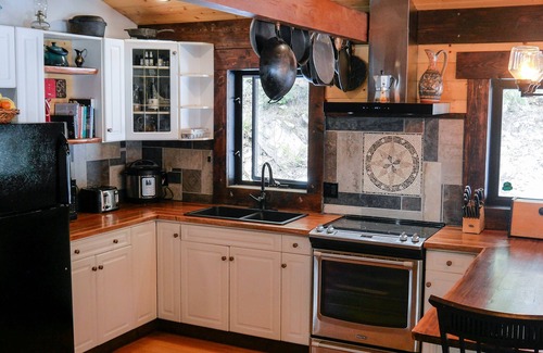 Ymir House | Romantic cozy house with hot tub and sauna!