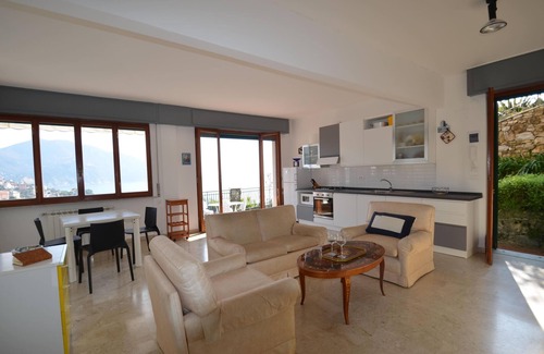 Recco House | Romantic domicile with a large garden and a fantastic sea view