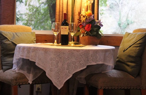 Northwood Cottage | Romantic Getaway in Russian River; Dog Friendly!