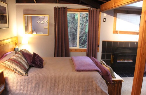 Northwood Cottage | Romantic Getaway in Russian River; Dog Friendly!