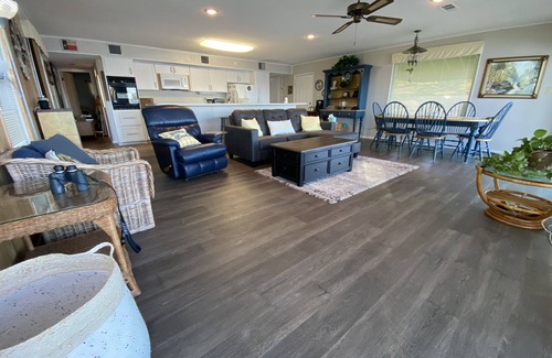 Trinity House | Romantic Hideaway Lakefront Retreat Fireside Lounge, Spa, Swimming and Kayaks!