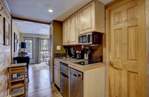 Four O'Clock Condo | Romantic King Bed Studio – Ski In, 200 Steps to Lift, Walk to Main Street