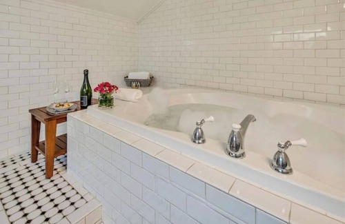 Calistoga Hotel | Romantic King Room Near Calistoga Spa & Hot Springs.