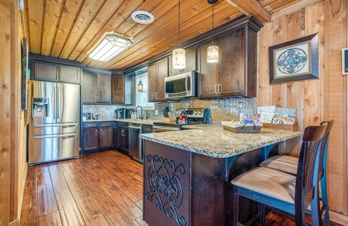 Gallatin House | Romantic Lakefront Retreat Near Nashville | Private Upstairs Suite