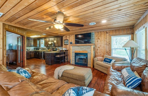 Gallatin House | Romantic Lakefront Retreat Near Nashville | Private Upstairs Suite