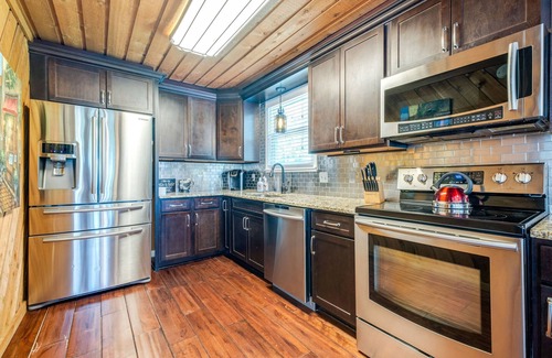 Gallatin House | Romantic Lakefront Retreat Near Nashville | Private Upstairs Suite