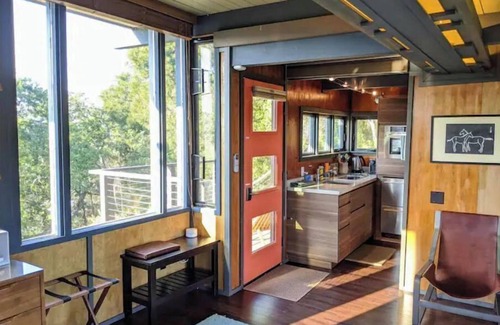 Santa Venetia Apartment | Romantic Onsen Retreat Mid-Century Suite, Pool, Views, Sauna!