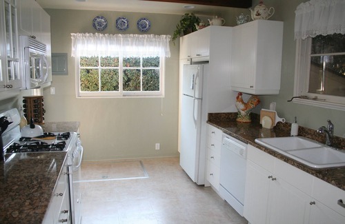 Oak Park House | Romantic, Pet Friendly Cottage, Downtown AC-Spa, King bd, private yard!