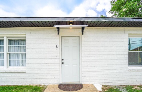 Laceys Spring Apartment | Romantic Riverbend Condo C - sleeps 4 & only 1 mile to Huntsville City