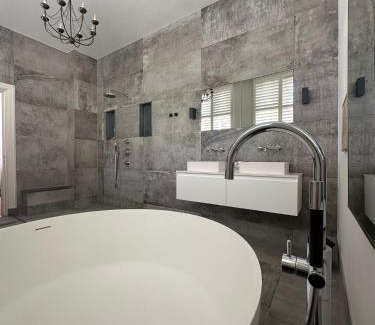 Statenkwartier Hotel | Romantic Rouge Suite - With Round Bath