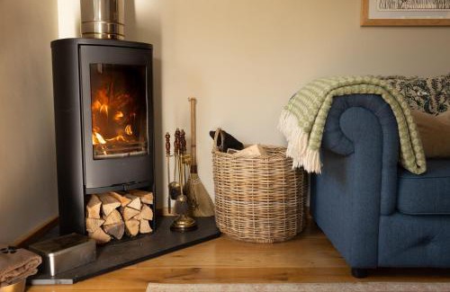 Bryn-crug House | Romantic Snowdonia Cottage with Hot tub, sea & mountain views