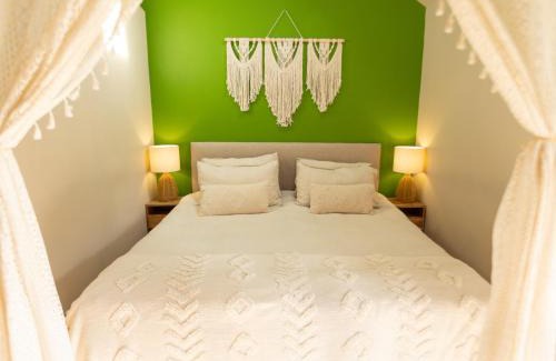 Bryn-crug House | Romantic Snowdonia Cottage with Hot tub, sea & mountain views