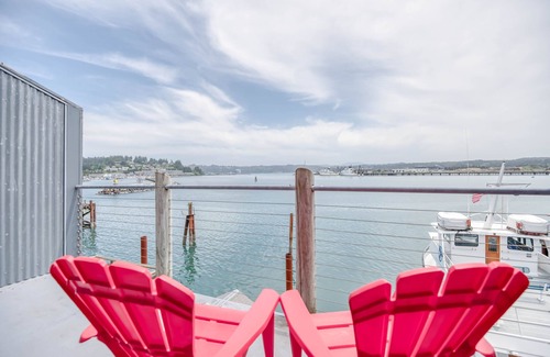 Historic Bayfront Apartment | Romantic Studio in Newport Bayfront, Ocean Views, Spa Tub, Fireplace, Deck