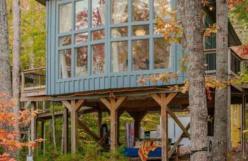 Baxter Cabin | Romantic Treehouse w/Sauna, Hot Tub & Pickleball!
