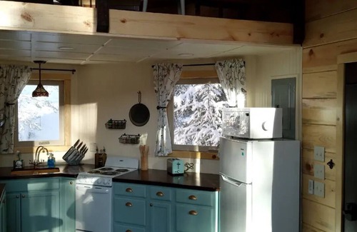 Newport Apartment | Romantic Treehouse Getaway with Peaceful Mountain Views!