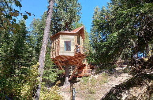 Newport Apartment | Romantic Treehouse Getaway with Peaceful Mountain Views!