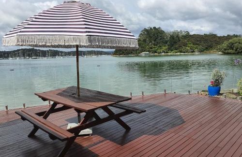 Russell House | Romantic Waterfront - Russell