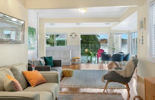 Russell House | Romantic Waterfront - Russell