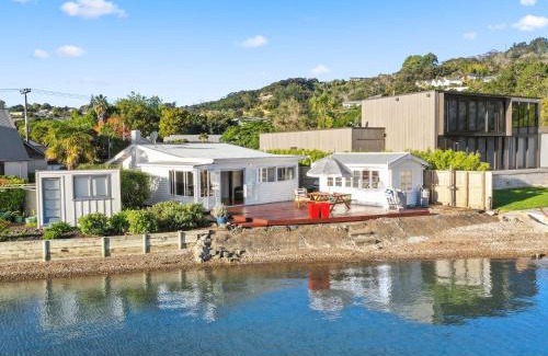 Russell House | Romantic Waterfront - Russell