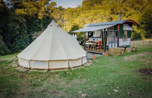 Ravensbourne House | Romany Wood is the perfect secluded weekend escape beside the creek & rainforest
