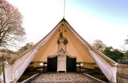 Ravensbourne House | Romany Wood is the perfect secluded weekend escape beside the creek & rainforest